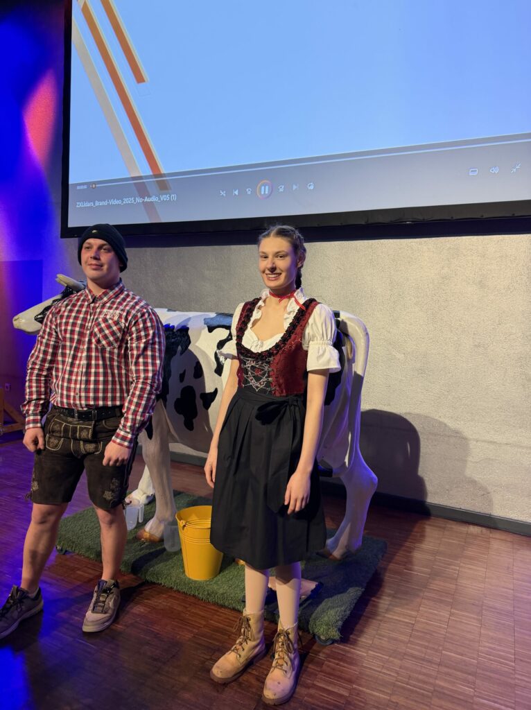Gäste feiern Oktoberfeststimmung bei Spielen und Musik