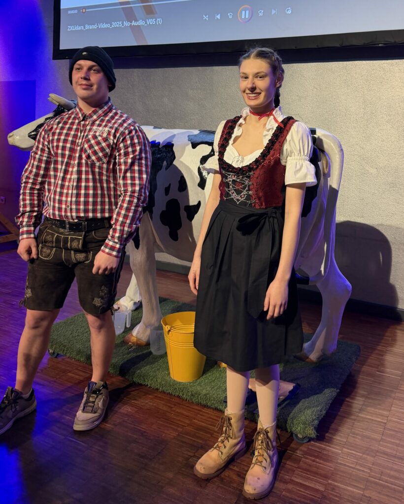 Gäste feiern Oktoberfeststimmung bei Spielen und Musik