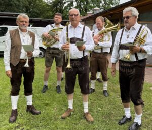 Mobile Oktoberfestband - Blaskapelle - zwischen den Gästen beim Avus-Treff Spinnerbrücke in Berlin