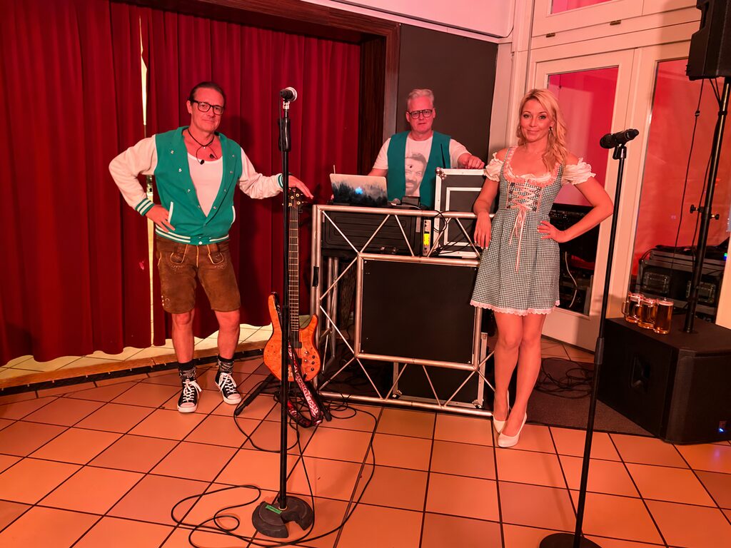 Oktoberfest Partyband spielt live bei einer internationalen Veranstaltung im Café am Neuen See in Berlin