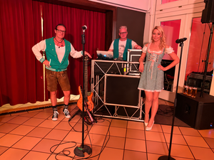 Oktoberfest Partyband spielt live bei einer internationalen Veranstaltung im Café am Neuen See in Berlin