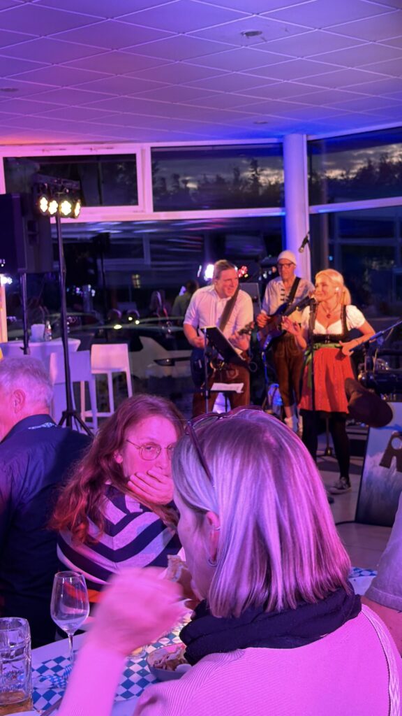 Oktoberfest Partyband mit Live-Musik und Gesang beim Firmenfest